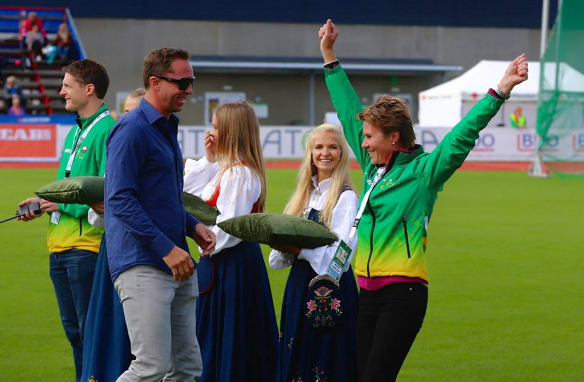 Agneta Roth jubler for Thomas og Andreas sin dobbeltseier på 800 meter i 2014